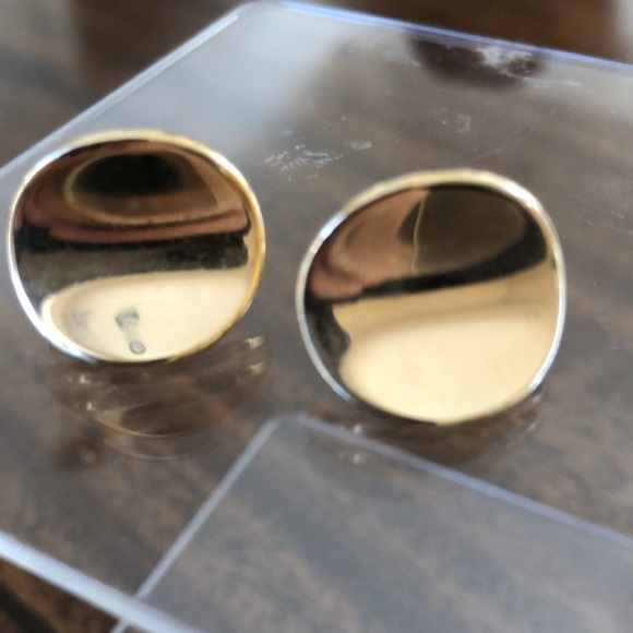 Vintage Avon curved disc spring clip on  earrings gold tone - Picture 16 of 16